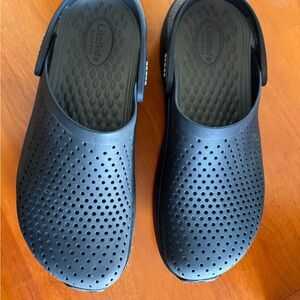 Women’s 9 Men’s 7 Black LiteRide Crocs.
